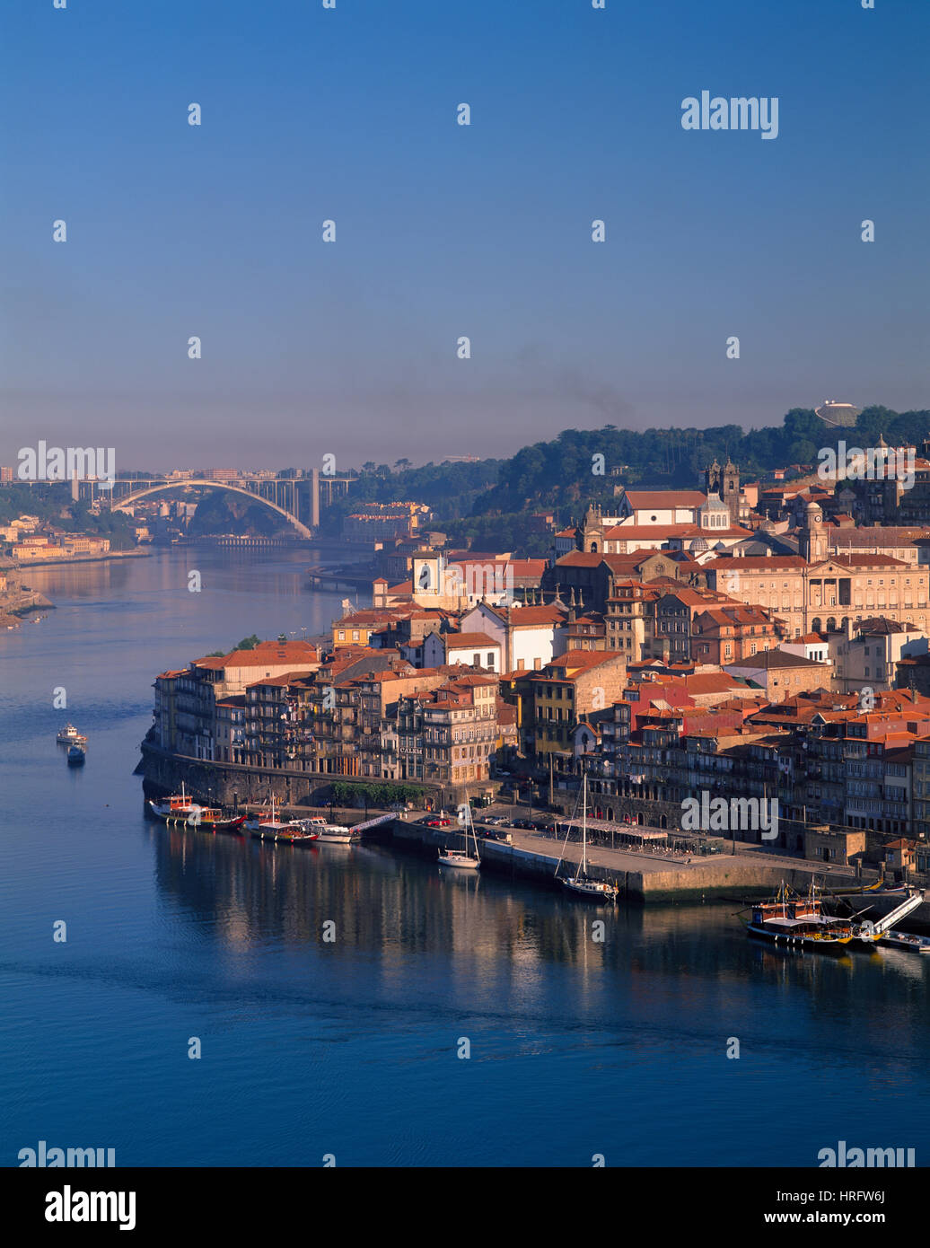Vista della città lungo il fiume Douro quartiere Ribeira Ponte Arrabida Porto Portogallo Foto Stock