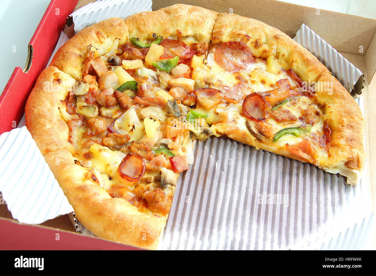 Si è chiusa la deliziosa pizza supremo in una scatola Foto Stock