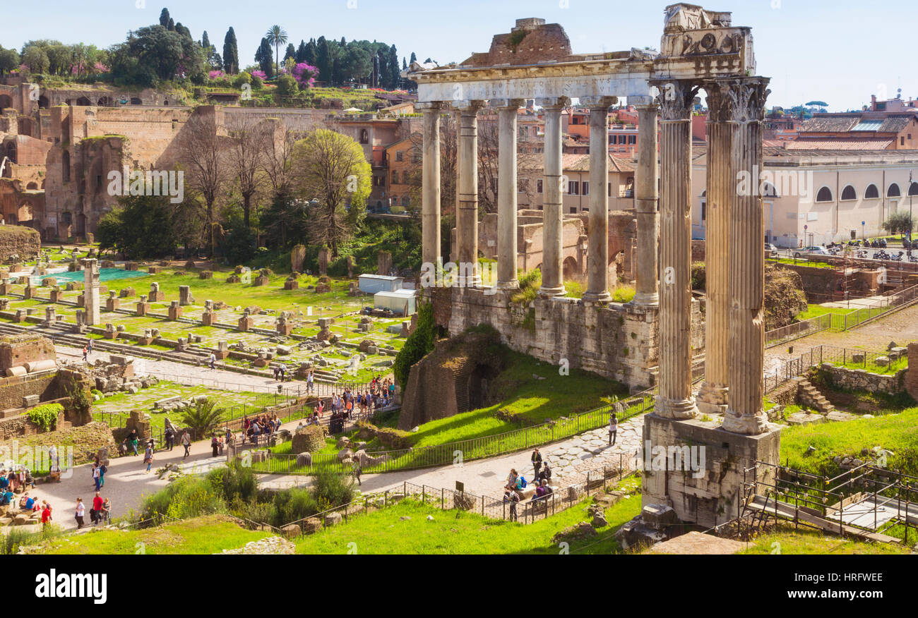 Roma, Italia. Il Foro Romano. Le tre colonne in primo piano sono quelli del tempio di Vespasiano. Dietro le colonne del tempio di sabato Foto Stock