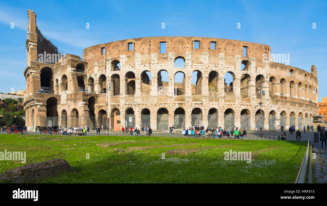 Roma, Italia. Esterno del Colosseo. Il Colosseo è parte del centro storico di Roma che è un sito Patrimonio Mondiale dell'UNESCO. Foto Stock