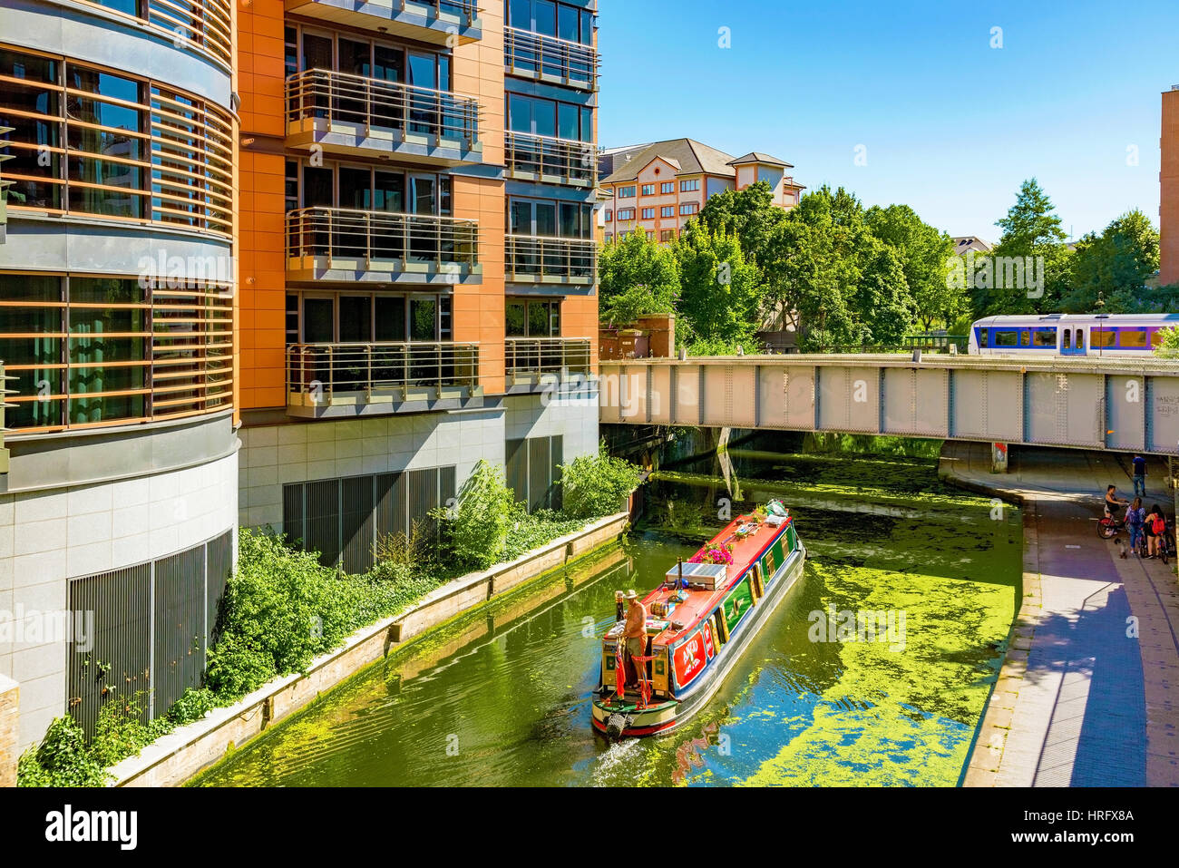 Londra - 19 Luglio: al parco di Regents Canal in una giornata di sole con una tradizionale barca inglese e architettura moderna su luglio 19th, 2016 a Londra Foto Stock