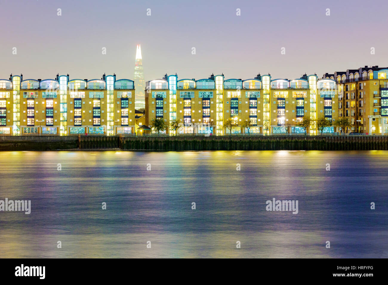 Riverside edifici appartamento a notte a Londra Foto Stock