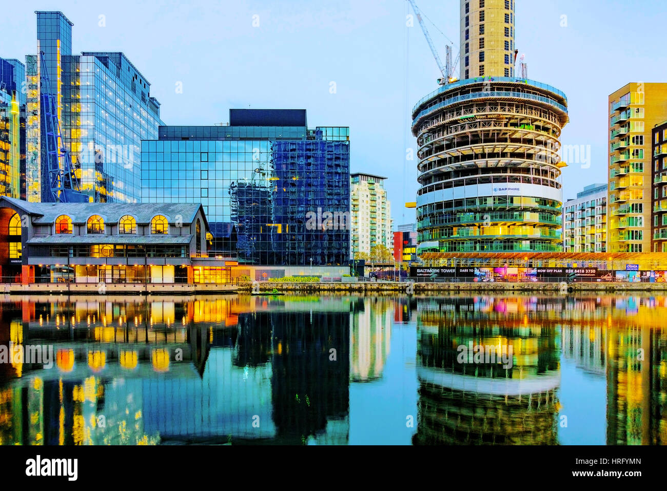 Londra - 30 ottobre: si tratta di Canary Wharf Londra principale quartiere finanziario dove si possono vedere molti grattacieli si illuminano di notte tempo su Ottobre 30th, Foto Stock