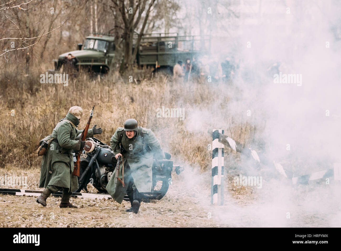 Gomel, Bielorussia - Novembre 26, 2016: Re-enactors vestito come Wehrmacht tedesca soldati in WW II sono in esecuzione sul campo di battaglia. Celebrazione del 73Annivers Foto Stock