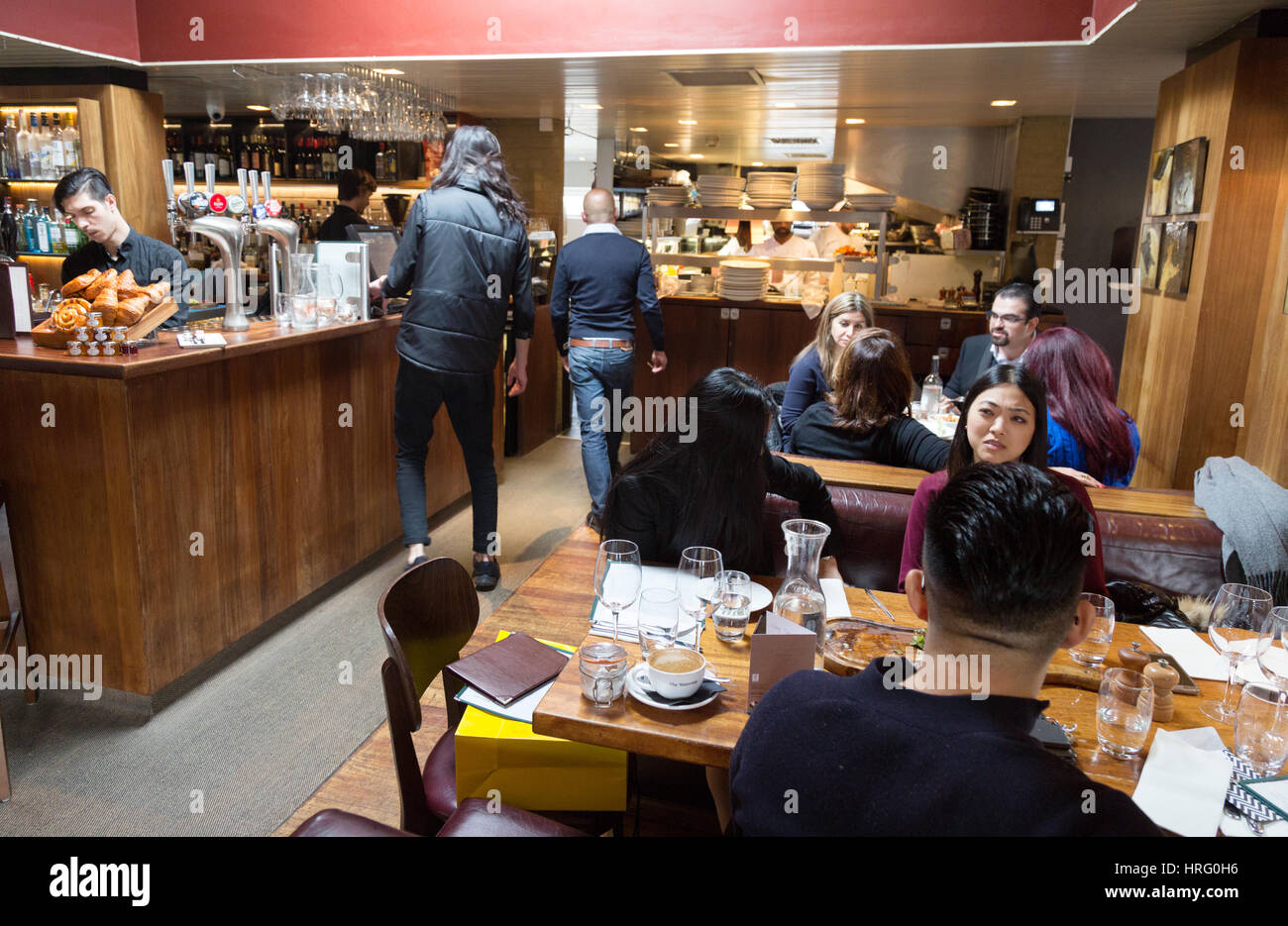 Persone mangiare nel ristorante per via navigabile, Little Venice, Maida Vale, London REGNO UNITO Foto Stock