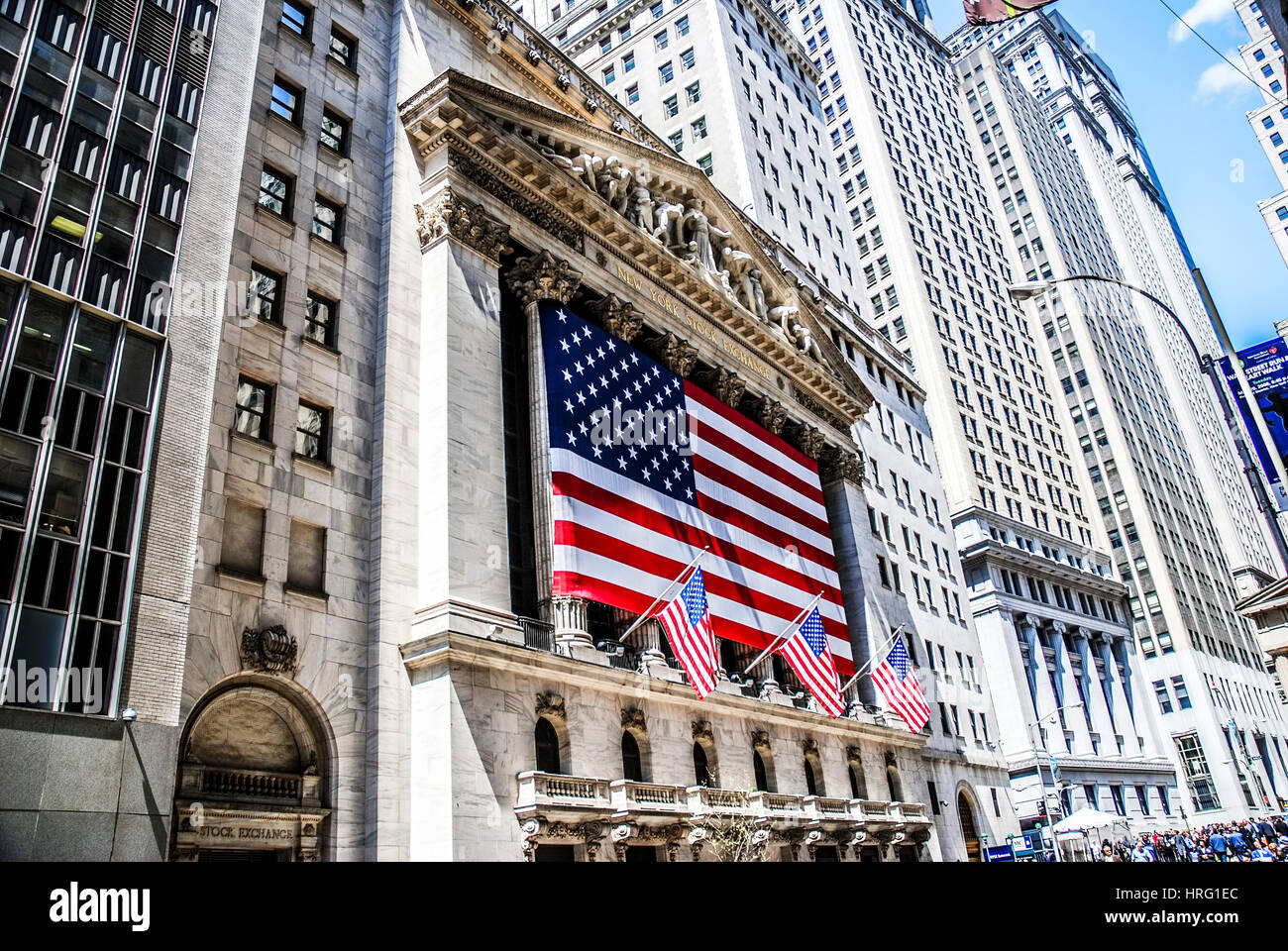 NEW YORK, 29 aprile: una bandiera americana si blocca sulla parte anteriore del New York Stock Exchange Building di New York City Foto Stock