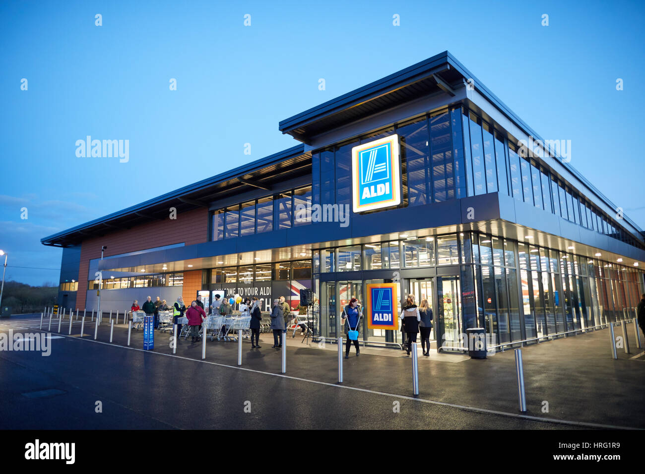 Aldi Northwich supermercato discount l'apertura di un nuovo negozio nel Cheshire, Inghilterra, Regno Unito. Foto Stock