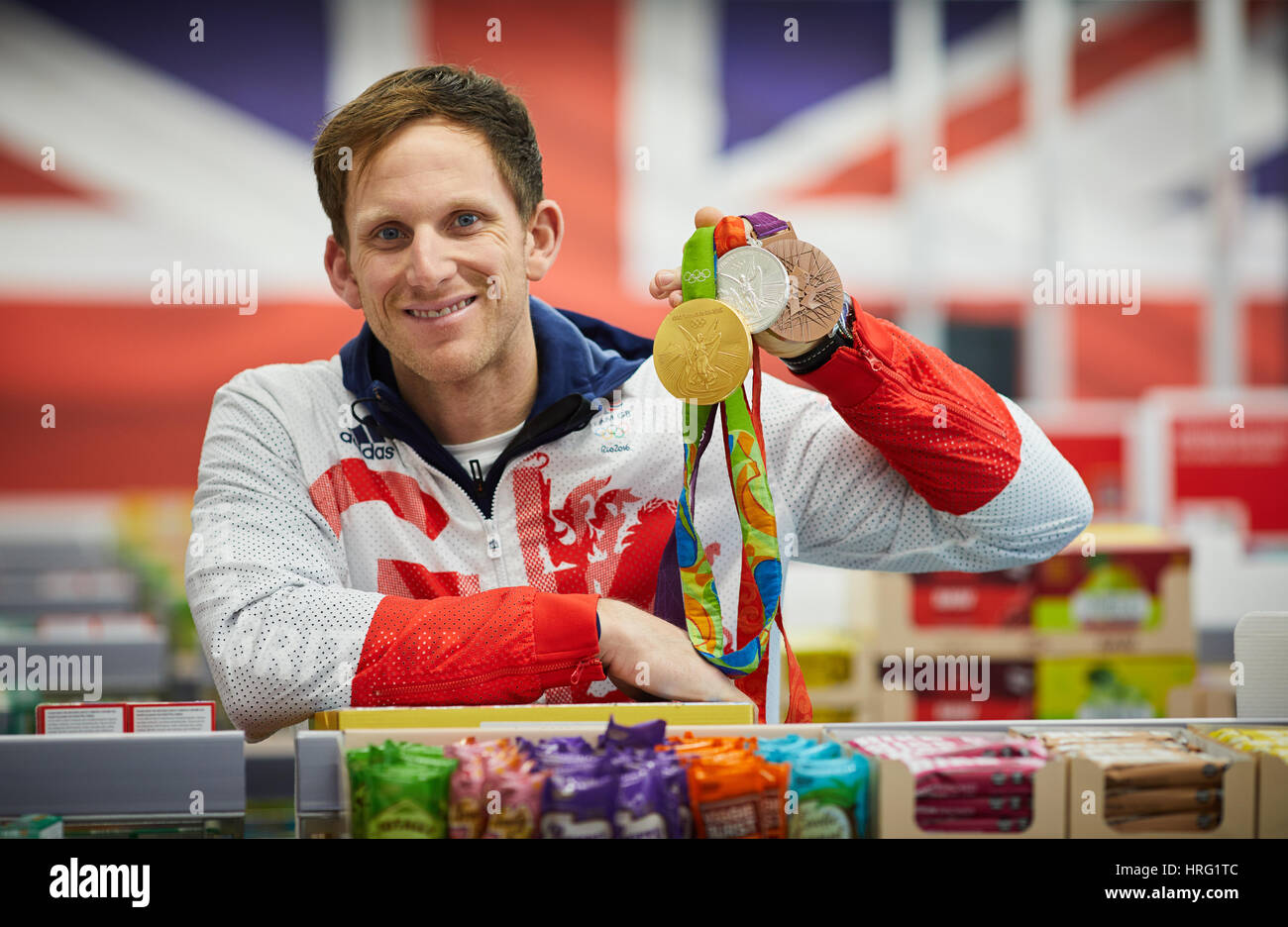 Matt Longridge con medaglie dentro il suo locale di Aldi store a Northwich, Cheshire, Inghilterra, Regno Unito. Foto Stock