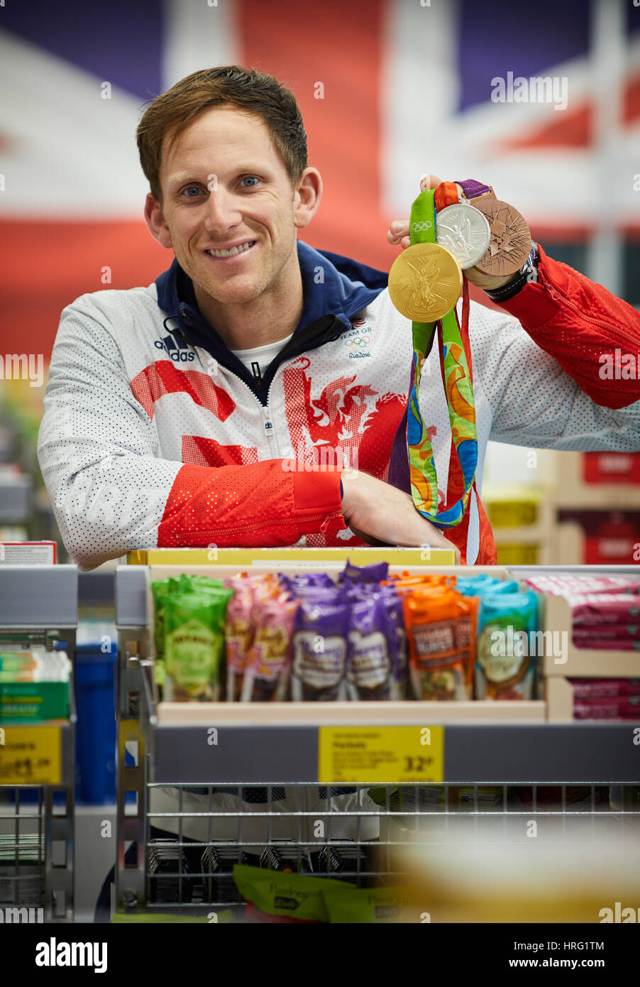 Matt Longridge con medaglie dentro il suo locale di Aldi store a Northwich, Cheshire, Inghilterra, Regno Unito. Foto Stock