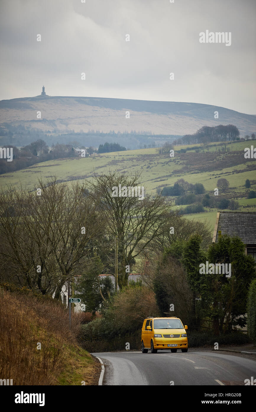 Un trasportatore di Volkswagen van si arrampica su di una ripida collina di Blackburn, Lancashire, Inghilterra,UK. Foto Stock