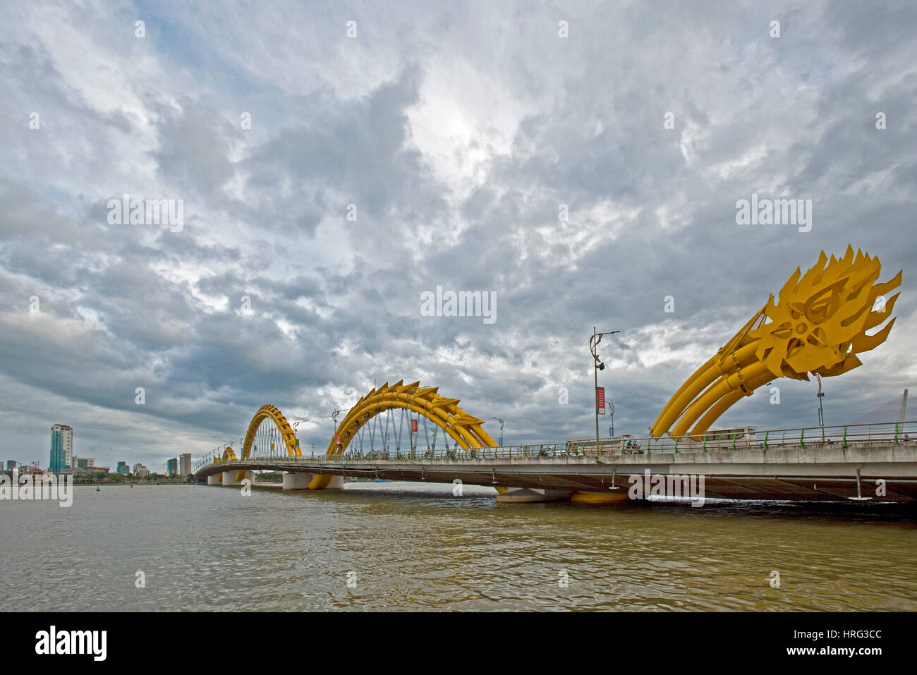 Un ampio angolo di HDR Image view del drago ponte che attraversa il fiume Han Da Nang, Vietnam con un nuvoloso cielo drammatico. Foto Stock