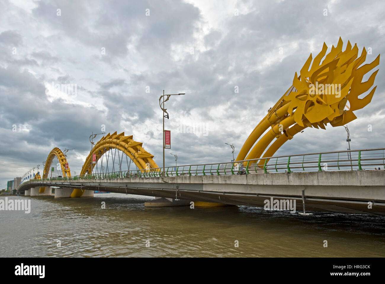 Un ampio angolo di HDR Image view del drago ponte che attraversa il fiume Han Da Nang, Vietnam con un nuvoloso cielo drammatico. Foto Stock