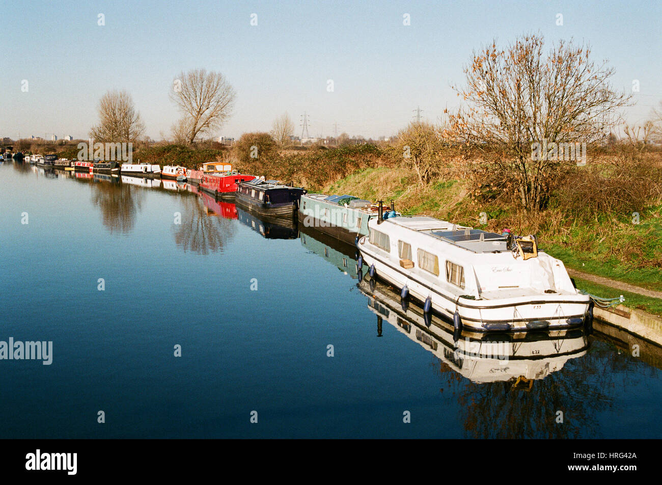 Fiume Lea superiore vicina Clapton, North London UK, con narrowboats Foto Stock