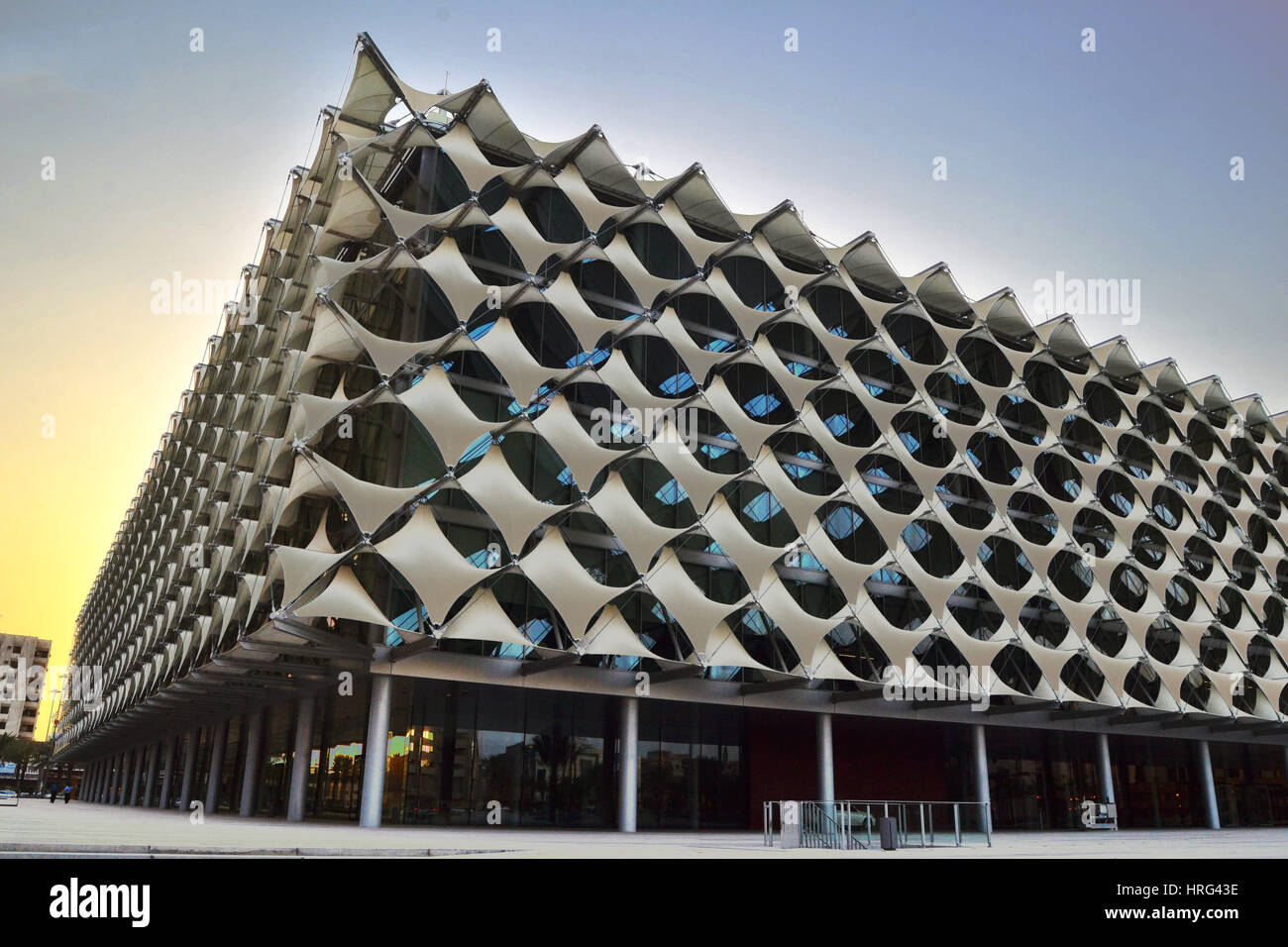 Riyadh, Arabia Saudita King fahd biblioteca che è edificio aglaas con architettura unica insieme alla torre di al faisalyah appare su richiesta in un sole Foto Stock