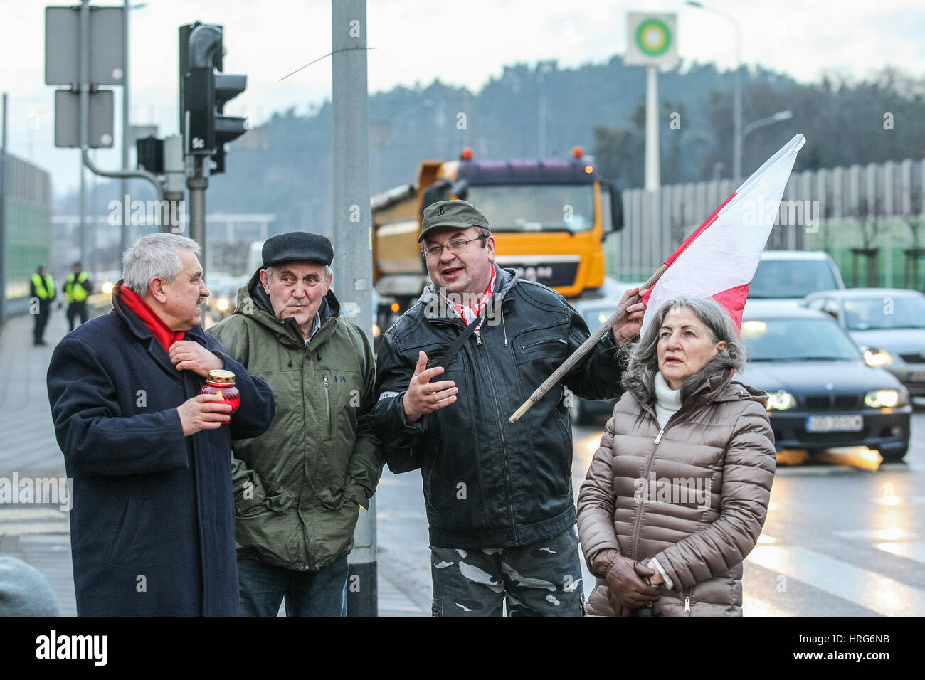 Gdansk, Polonia. 1 marzo 2017. Persone accendendo candele per celebrare la Giornata Nazionale dei maledetti i soldati sono visto il 1 marzo 2017 a Danzica, Polonia. Dopo che la Polonia ufficiali dell esercito della metropolitana (AK) di II Guerra Mondiale sciolto nel 1945, migliaia di polacchi hanno continuato a lottare in altre formazioni contro l'imposizione del comunismo come il Soviet Red Army esteso la sua presa attraverso il paese. Da allora essi hanno diventato noto come il maledetto soldato' Credito: Michal Fludra/Alamy Live News Foto Stock