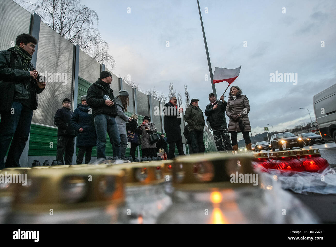 Gdansk, Polonia. 1 marzo 2017. Persone accendendo candele per celebrare la Giornata Nazionale dei maledetti i soldati sono visto il 1 marzo 2017 a Danzica, Polonia. Dopo che la Polonia ufficiali dell esercito della metropolitana (AK) di II Guerra Mondiale sciolto nel 1945, migliaia di polacchi hanno continuato a lottare in altre formazioni contro l'imposizione del comunismo come il Soviet Red Army esteso la sua presa attraverso il paese. Da allora essi hanno diventato noto come il maledetto soldato' Credito: Michal Fludra/Alamy Live News Foto Stock