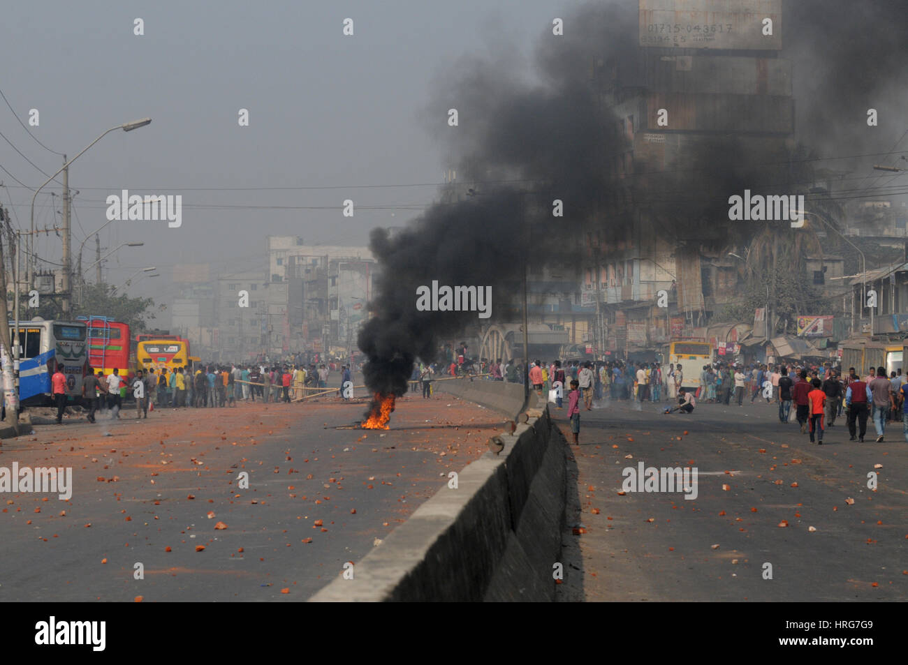 Dacca in Bangladesh. 1 marzo 2017. I popoli del Bangladesh a piedi le loro destinazioni durante la countrywide sciopero dei trasporti a Dhaka il 1 marzo 2017. Centinaia di piloti hanno portato i servizi di trasporto in tutto il Bangladesh per una sosta per il secondo giorno consecutivo oltre l'incarcerazione di un collega la messa in scena di una massa a colpire il paese più grande stazione degli autobus. Credito: Mamunur Rashid/Alamy Live News Foto Stock