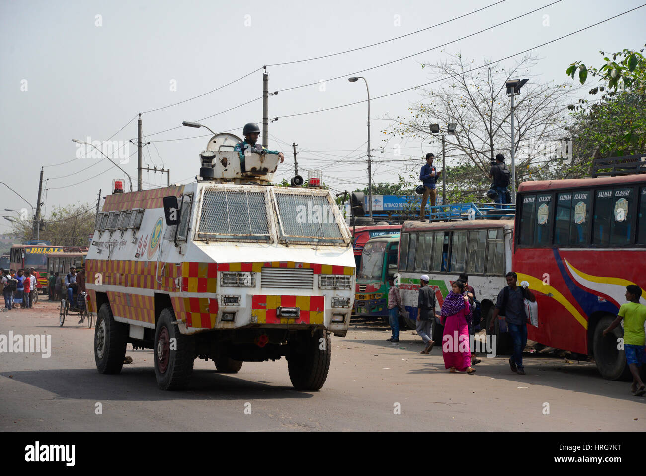 Dacca in Bangladesh. 1 marzo 2017. I popoli del Bangladesh a piedi e i veicoli della polizia cavalcata verso le loro destinazioni durante la countrywide sciopero dei trasporti a Dhaka il 1 marzo 2017. Centinaia di piloti hanno portato i servizi di trasporto in tutto il Bangladesh per una sosta per il secondo giorno consecutivo oltre l'incarcerazione di un collega la messa in scena di una massa a colpire il paese più grande stazione degli autobus. Credito: Mamunur Rashid/Alamy Live News Foto Stock