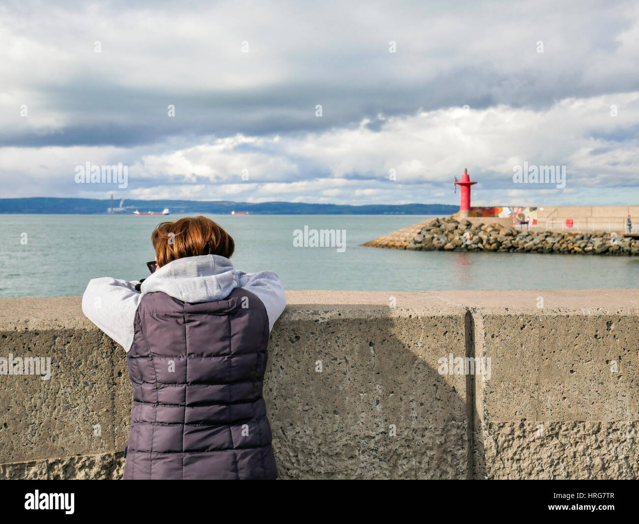 Bangor, settentrionale, Irlanda. 1 Marzo, 2017. Regno Unito meteo: una donna guarda fuori a Belfast Lough come Bangor goduto generalmente una giornata di sole anche se la temperatura raggiunta solo intorno a 8C. È prevista pioggia per questa sera con la temperatura scenda a 4C. Credito: J Orr/Alamy Live News Foto Stock