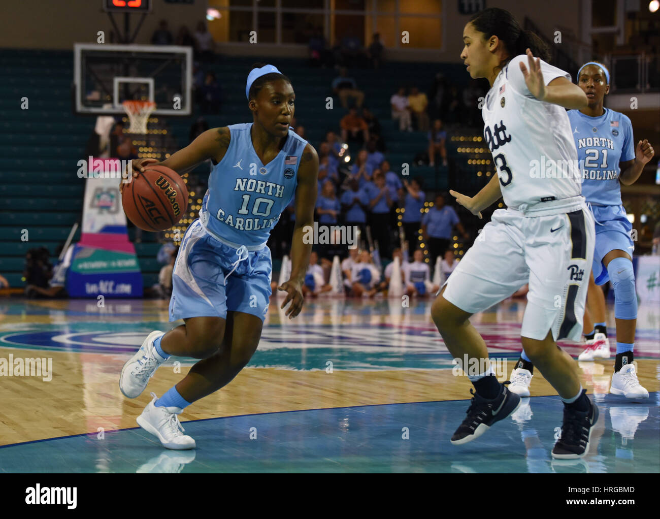 CONWAY, SC - MARZO 01: North Carolina Tar Heels guard Jamie Cherry (10) aziona contro Pittsburgh Panthers guard Jasmine Whitney (3) durante il gioco tra il North Carolina Tarheels e la Pitt Panthers della ACC donna torneo su Marzo 1, 2017 a HTC Arena di Conway, SC. Carolina del Nord ha sconfitto Pitt 72-60. William Howard/CSM Foto Stock