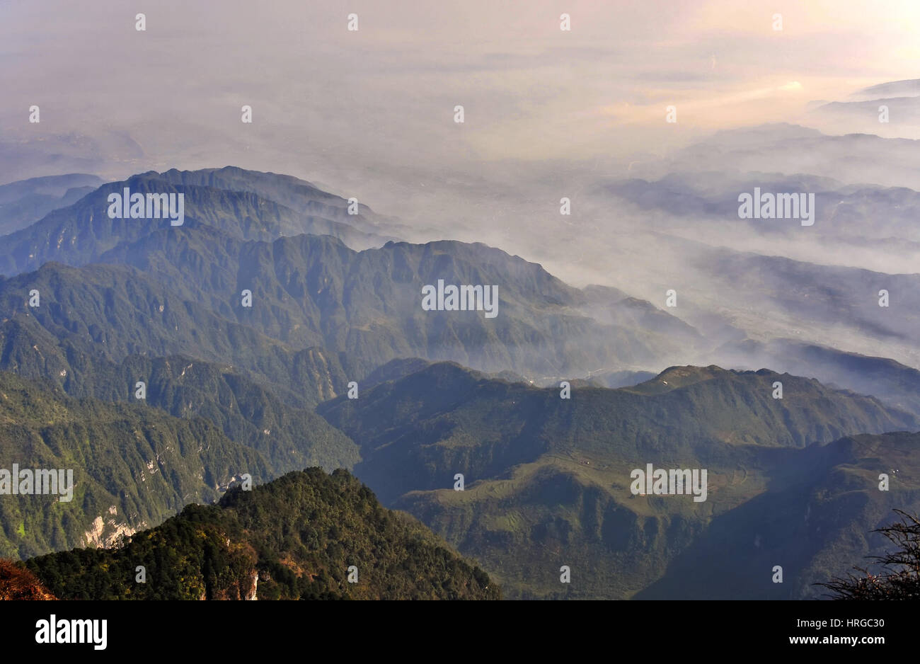 Cina. 1 Mar, 2017. Il Monte Emei.Le quattro principali luoghi sacri del Buddismo in Cina sono il monte Wutai nello Shanxi, Monte Putuo nel Zhejiang, il monte Emei del Sichuan e il Monte Jiuhua in Anhui. Credito: SIPA Asia/ZUMA filo/Alamy Live News Foto Stock