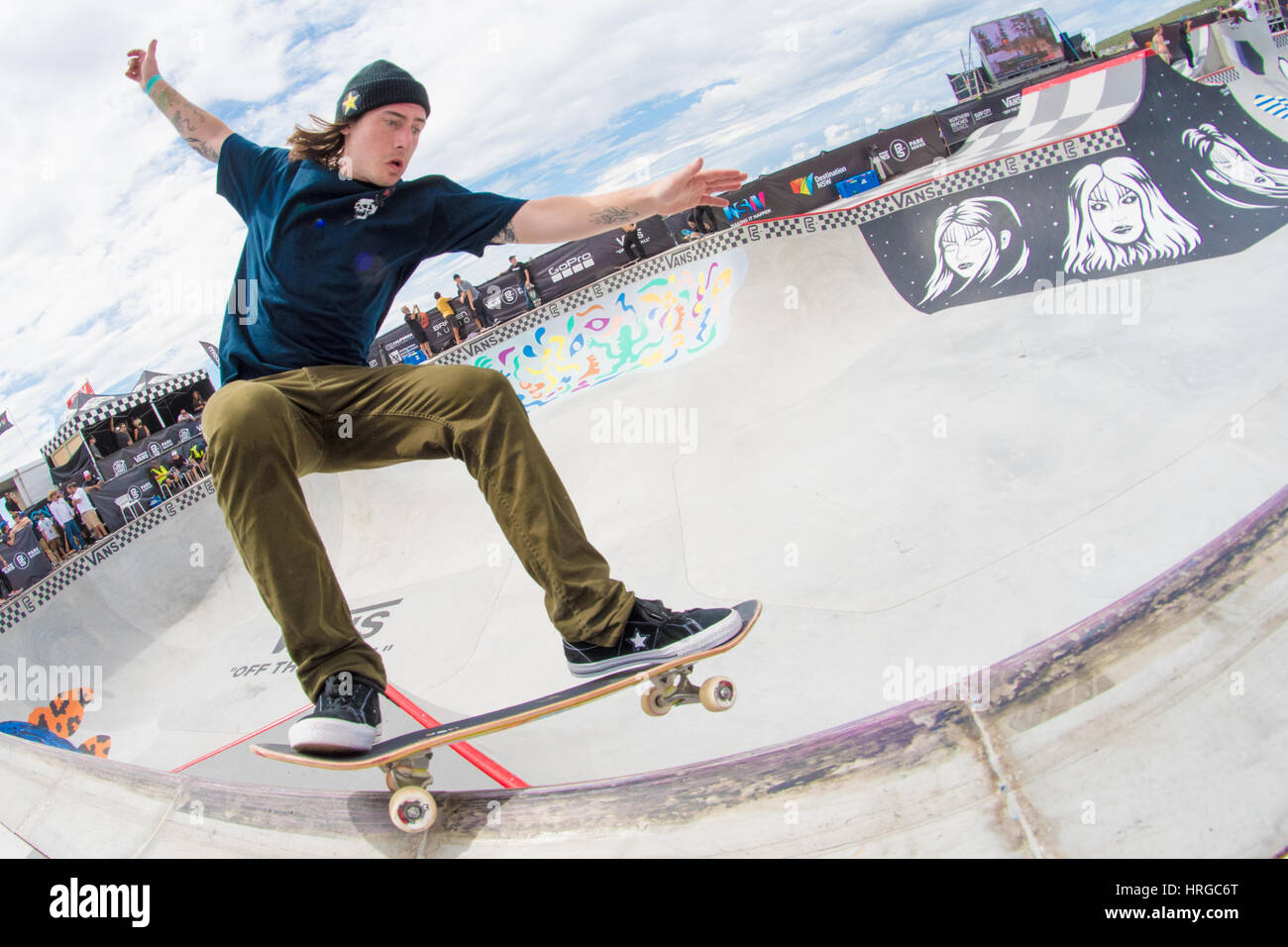 Sydney, Australia - 2 Marzo 2017: Australian Open di surf evento sportivo a Manly Beach, Australia con il surf, la BMX, pattinaggio e musica. Nella foto sono atleti preparazione / practing avanti dei furgoni Pro Serie Parco BMX / competion di pattino che si svolgerà durante la Australian Open di surf. Credito: mjmediabox/Alamy Live News Foto Stock