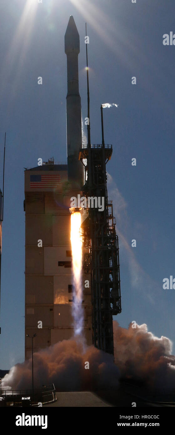 Vandenberg AFB CA. 1 Mar, 2017. Un regno lancio Alleanza Atlas 5 impianti di risalita a razzo fuori dalla base aerea di Vandenberg in California alle 9:50 del mattino ora locale mercoledì. Il razzo a distribuire una ricognizione nazionale Ufficio payload satellitare noto come NROL-79. Credit: Gene Blevins/ZUMA filo/Alamy Live News Foto Stock