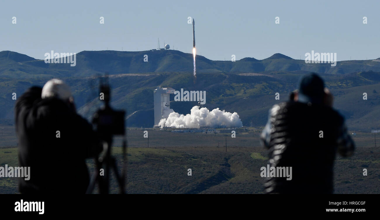 Vandenberg AFB CA. 1 Mar, 2017. Un regno lancio Alleanza Atlas 5 impianti di risalita a razzo fuori dalla base aerea di Vandenberg in California alle 9:50 del mattino ora locale mercoledì. Il razzo a distribuire una ricognizione nazionale Ufficio payload satellitare noto come NROL-79. Credit: Gene Blevins/ZUMA filo/Alamy Live News Foto Stock