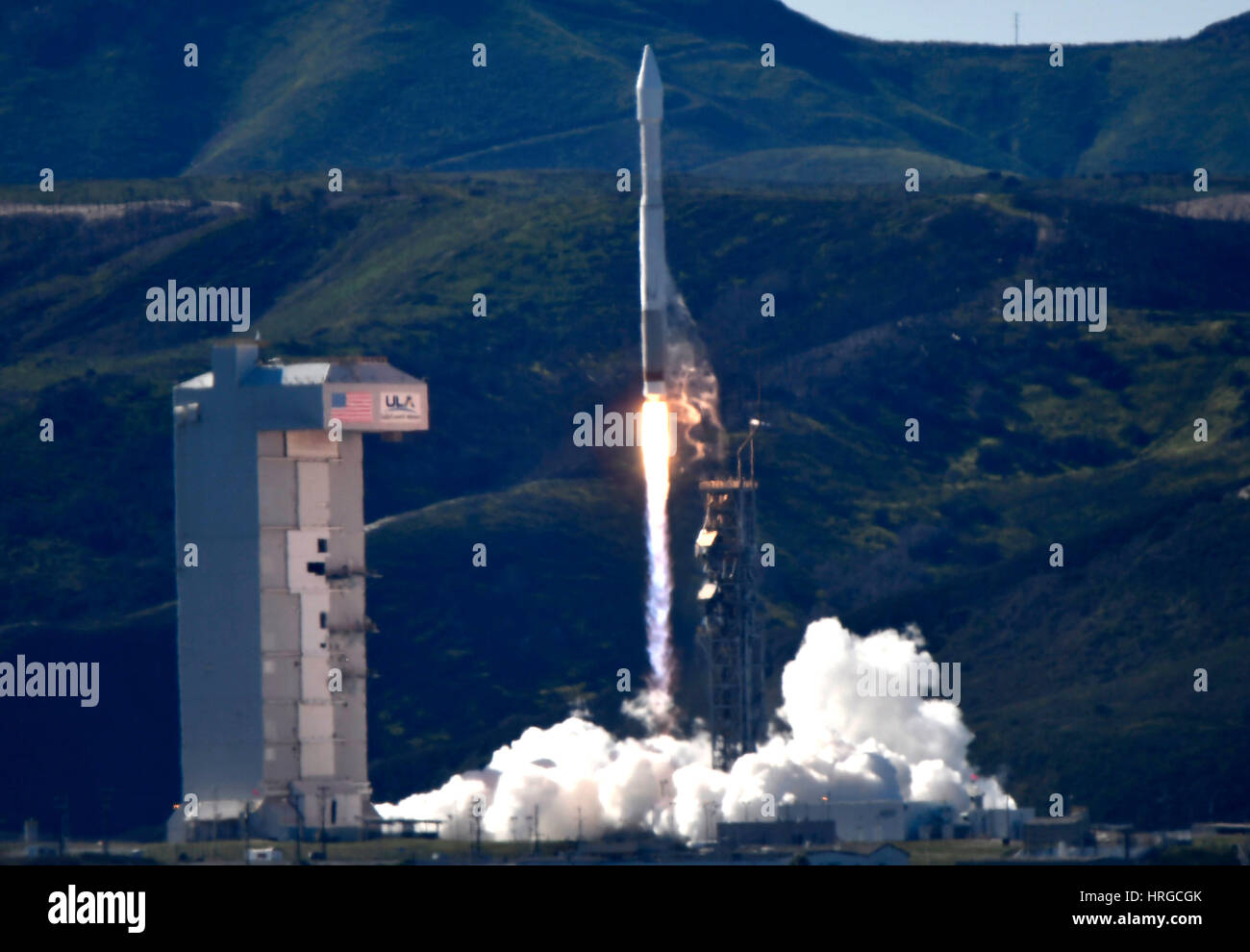 Vandenberg AFB CA. 1 Mar, 2017. Un regno lancio Alleanza Atlas 5 impianti di risalita a razzo fuori dalla base aerea di Vandenberg in California alle 9:50 del mattino ora locale mercoledì. Il razzo a distribuire una ricognizione nazionale Ufficio payload satellitare noto come NROL-79. Credit: Gene Blevins/ZUMA filo/Alamy Live News Foto Stock