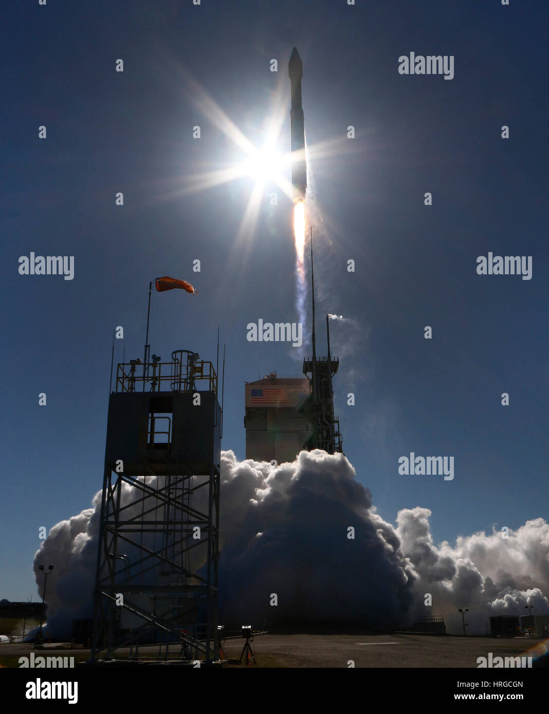 Vandenberg AFB CA. 1 Mar, 2017. Un regno lancio Alleanza Atlas 5 impianti di risalita a razzo fuori dalla base aerea di Vandenberg in California alle 9:50 del mattino ora locale mercoledì. Il razzo a distribuire una ricognizione nazionale Ufficio payload satellitare noto come NROL-79. Credit: Gene Blevins/ZUMA filo/Alamy Live News Foto Stock