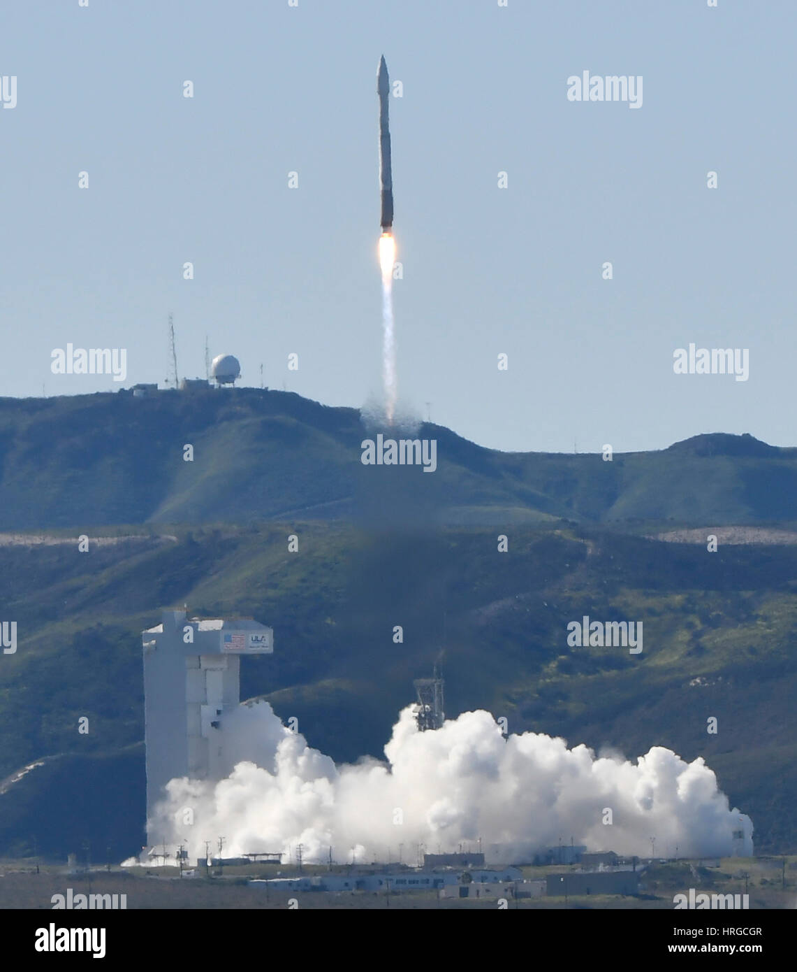 Vandenberg AFB CA. 1 Mar, 2017. Un regno lancio Alleanza Atlas 5 impianti di risalita a razzo fuori dalla base aerea di Vandenberg in California alle 9:50 del mattino ora locale mercoledì. Il razzo a distribuire una ricognizione nazionale Ufficio payload satellitare noto come NROL-79. Credit: Gene Blevins/ZUMA filo/Alamy Live News Foto Stock