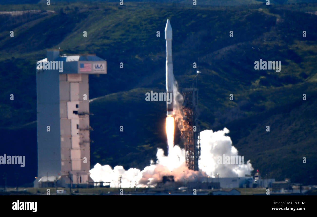 Vandenberg AFB CA. 1 Mar, 2017. Un regno lancio Alleanza Atlas 5 impianti di risalita a razzo fuori dalla base aerea di Vandenberg in California alle 9:50 del mattino ora locale mercoledì. Il razzo a distribuire una ricognizione nazionale Ufficio payload satellitare noto come NROL-79. Credit: Gene Blevins/ZUMA filo/Alamy Live News Foto Stock