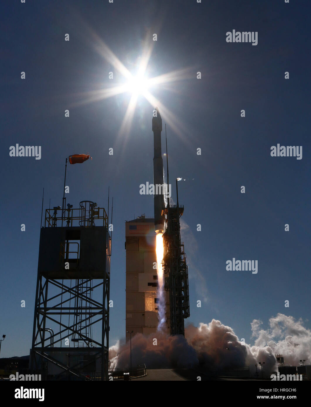 Vandenberg AFB CA. 1 Mar, 2017. Un regno lancio Alleanza Atlas 5 impianti di risalita a razzo fuori dalla base aerea di Vandenberg in California alle 9:50 del mattino ora locale mercoledì. Il razzo a distribuire una ricognizione nazionale Ufficio payload satellitare noto come NROL-79. Credit: Gene Blevins/ZUMA filo/Alamy Live News Foto Stock
