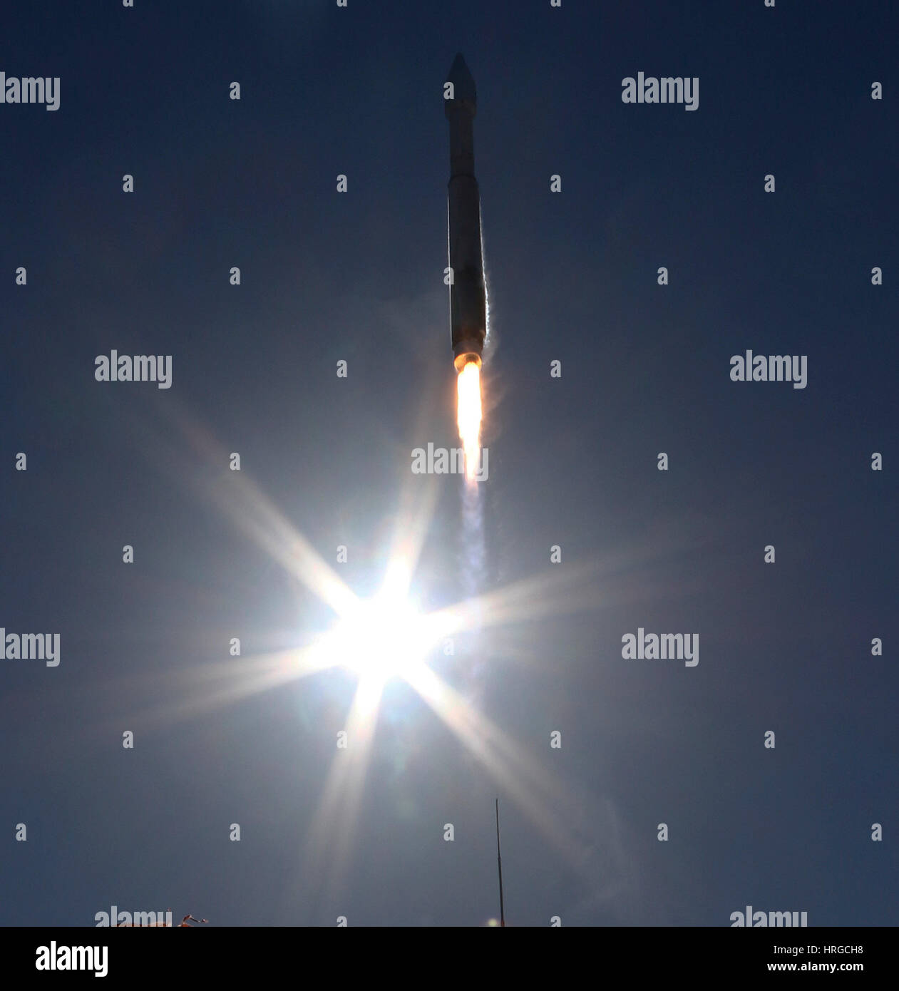 Vandenberg AFB CA. 1 Mar, 2017. Un regno lancio Alleanza Atlas 5 impianti di risalita a razzo fuori dalla base aerea di Vandenberg in California alle 9:50 del mattino ora locale mercoledì. Il razzo a distribuire una ricognizione nazionale Ufficio payload satellitare noto come NROL-79. Credit: Gene Blevins/ZUMA filo/Alamy Live News Foto Stock