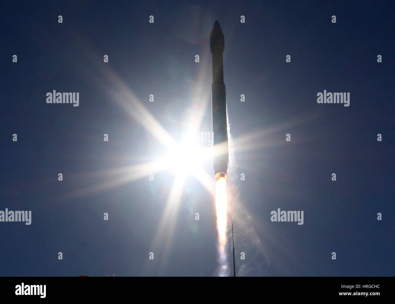 Vandenberg AFB CA. 1 Mar, 2017. Un regno lancio Alleanza Atlas 5 impianti di risalita a razzo fuori dalla base aerea di Vandenberg in California alle 9:50 del mattino ora locale mercoledì. Il razzo a distribuire una ricognizione nazionale Ufficio payload satellitare noto come NROL-79. Credit: Gene Blevins/ZUMA filo/Alamy Live News Foto Stock