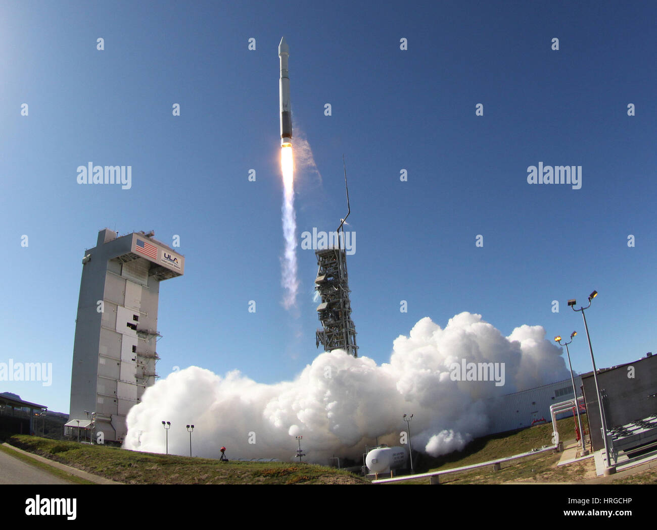 Vandenberg AFB CA. 1 Mar, 2017. Un regno lancio Alleanza Atlas 5 impianti di risalita a razzo fuori dalla base aerea di Vandenberg in California alle 9:50 del mattino ora locale mercoledì. Il razzo a distribuire una ricognizione nazionale Ufficio payload satellitare noto come NROL-79. Credit: Gene Blevins/ZUMA filo/Alamy Live News Foto Stock