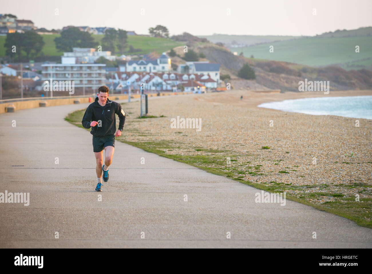 La Baia di Weymouth Dorset, Regno Unito. 2 Marzo, 2017. Un giovane uomo di jogging lungo la passeggiata su un bel clear mattina presso la Baia di Weymouth, la prima bella giornata di primavera. © Dan Tucker/Alamy Live News Foto Stock