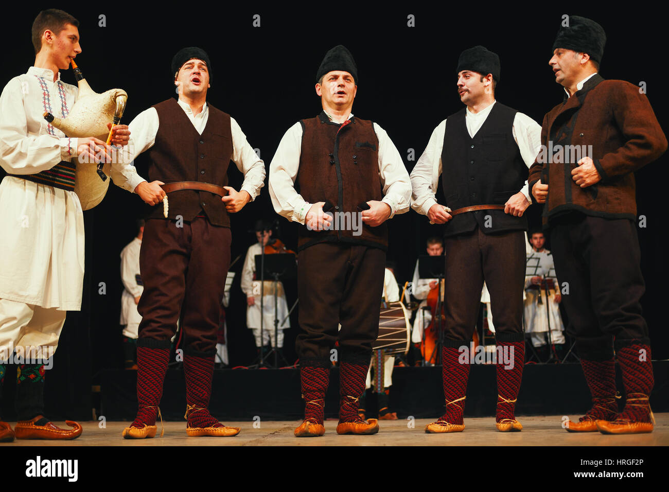 Cacak, Serbia - 26 Febbraio 2017: XVIII Festival di Folklore serbo ensemble. 16 complessi amatoriali da tutti intorno alla Serbia è venuto a competere. Foto Stock