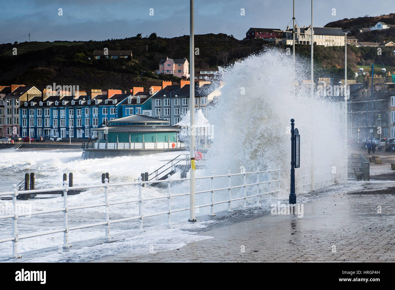 Aberystwyth, Wales, Regno Unito. 2 marzo 2017. Regno Unito Meteo: Dopo una notte di gale force venti, temporali e chicchi di grandine, la mattina di 5.4m alto Spring Tide portare montuoso di onde alte alla pastella il lungomare e le difese del mare in Aberystwyth su Cardigan Bay costa del Galles occidentale Photo credit: Keith Morris/Alamy Live News Foto Stock