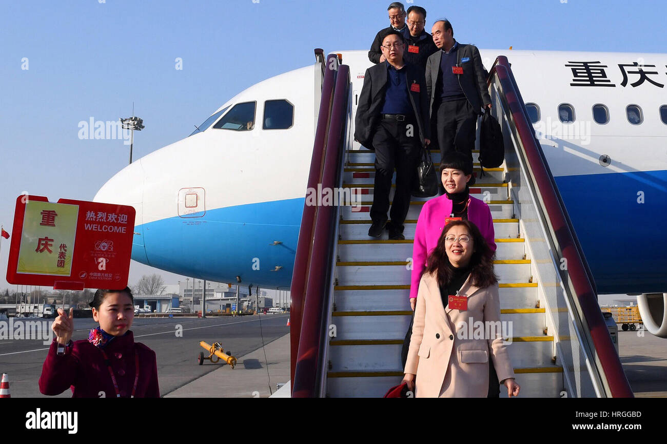 Pechino, Cina. 2 Mar, 2017. Deputati al XII congresso nazionale del popolo (ANP) da sudovest della Cina di Chongqing comune arriva a Pechino Capitale della Cina, 2 marzo 2017. La quinta sessione annuale del XII NPC si aprirà il 5 marzo. Credito: Zhao Yingquan/Xinhua/Alamy Live News Foto Stock