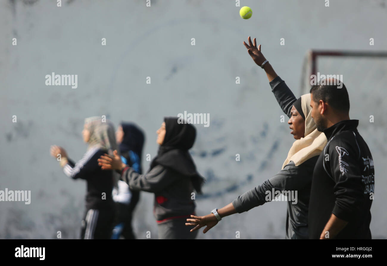 La città di Gaza, Striscia di Gaza, Territori palestinesi. 2 Mar, 2017. Le ragazze palestinesi prendere parte nella formazione di baseball, di Gaza City, il 20 febbraio 2017. Il baseball è un bat-e-ball game giocato tra due squadre di nove giocatori ciascuna, che a turno di battuta e di messa in campo. Il baseball è pensato per avere origine come un gioco chiamato "macchine versatili'' in Inghilterra e ha guadagnato popolarità negli Stati Uniti nei primi anni del Novecento. Credito: ZUMA Press, Inc./Alamy Live News Foto Stock