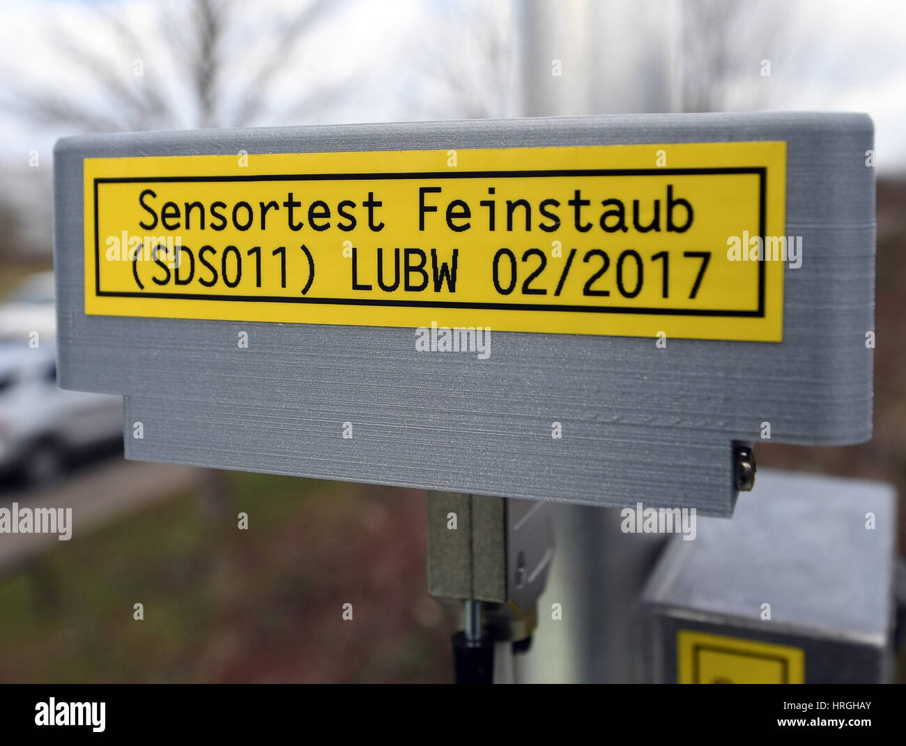 Una stazione di misurazione del Dipartimento di Stato per l'ambiente, la misurazione e la Riserva Naturale (LUBW) con un segno a leggere 'Sensortest Feinstaub' può essere visto a Karlsruhe, Germania, 2 marzo 2017. La stazione di misurazione misura la quantità di ossido di azoto nell'aria, che è stata in aumento a causa di particelle di polvere sottile. Foto: Uli Deck/dpa Foto Stock