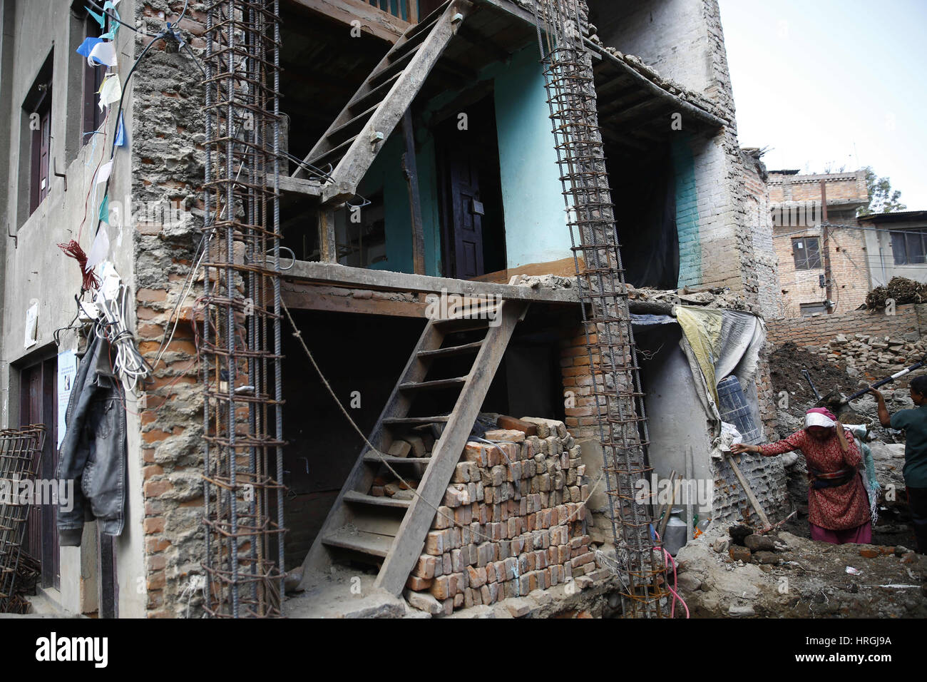 Lalitpur, Nepal. 2 Mar, 2017. Popolo nepalese lavorare per ricostruire le loro case distrutte causata dal terremoto di due anni torna al Khokana in Lalitpur, Nepal, giovedì 2 marzo, 2017. Credito: Skanda Gautam/ZUMA filo/Alamy Live News Foto Stock