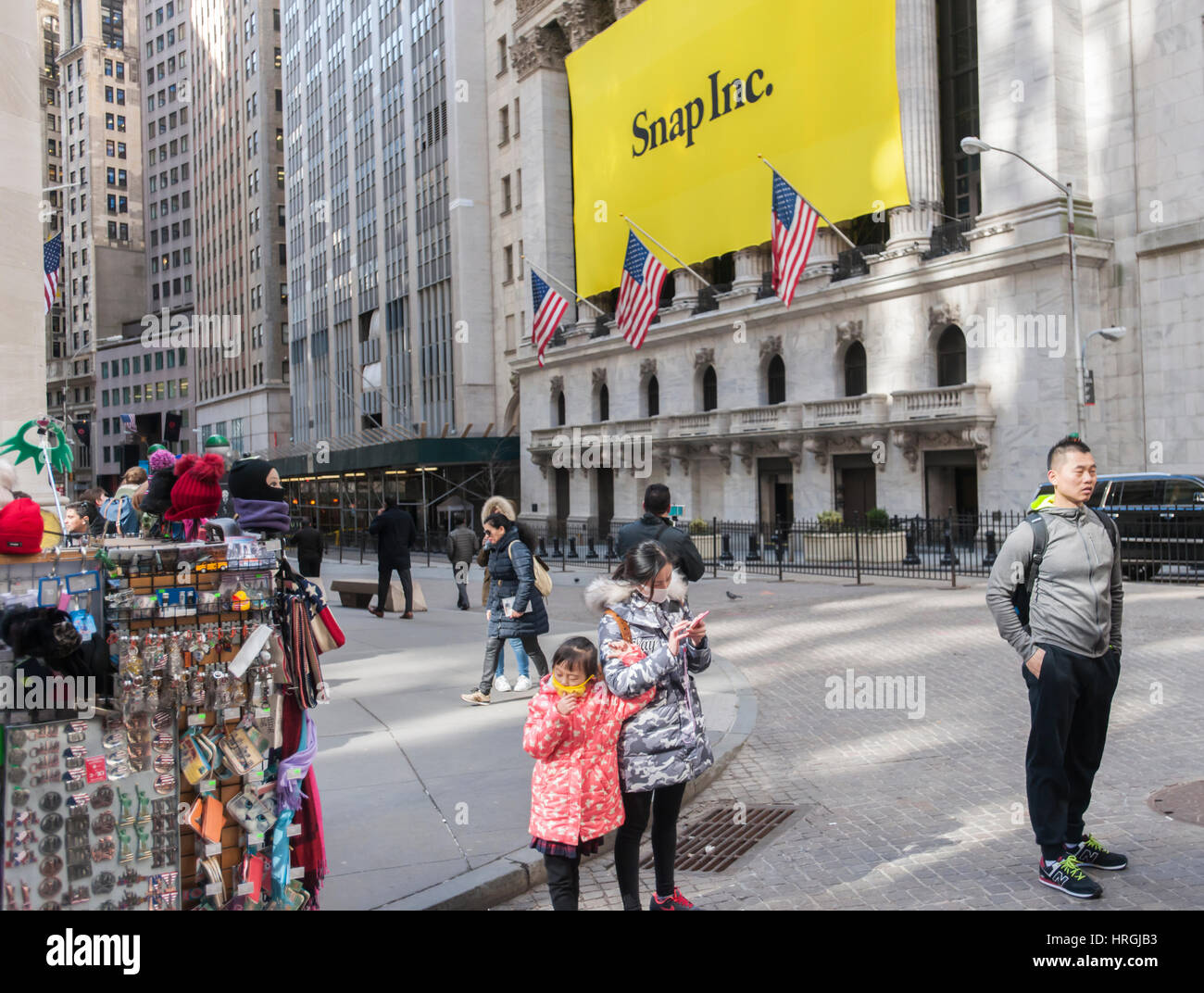 New York, Stati Uniti d'America. 2 Mar, 2017. Il New York Stock Exchange è decorato per la tecnologia società Snap di offerta pubblica iniziale di giovedì, 2 marzo 2017. Snap, il genitore di Snapchat, il popolare scomparendo messaging app, ha debuttato con un valore di 24 miliardi di dollari ed è la più grande ipo di tecnologia poiché Alibaba nel 2014. (© Richard B. Credito: Richard Levine/Alamy Live News Foto Stock