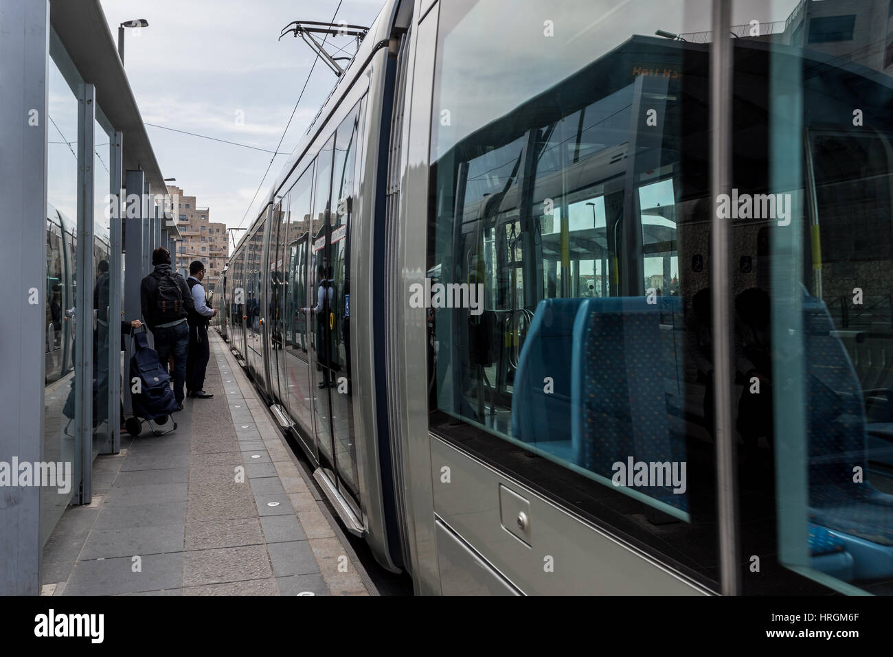 Linea rossa del tram, il Monte Herzl, Gerusalemme, Israele Foto Stock