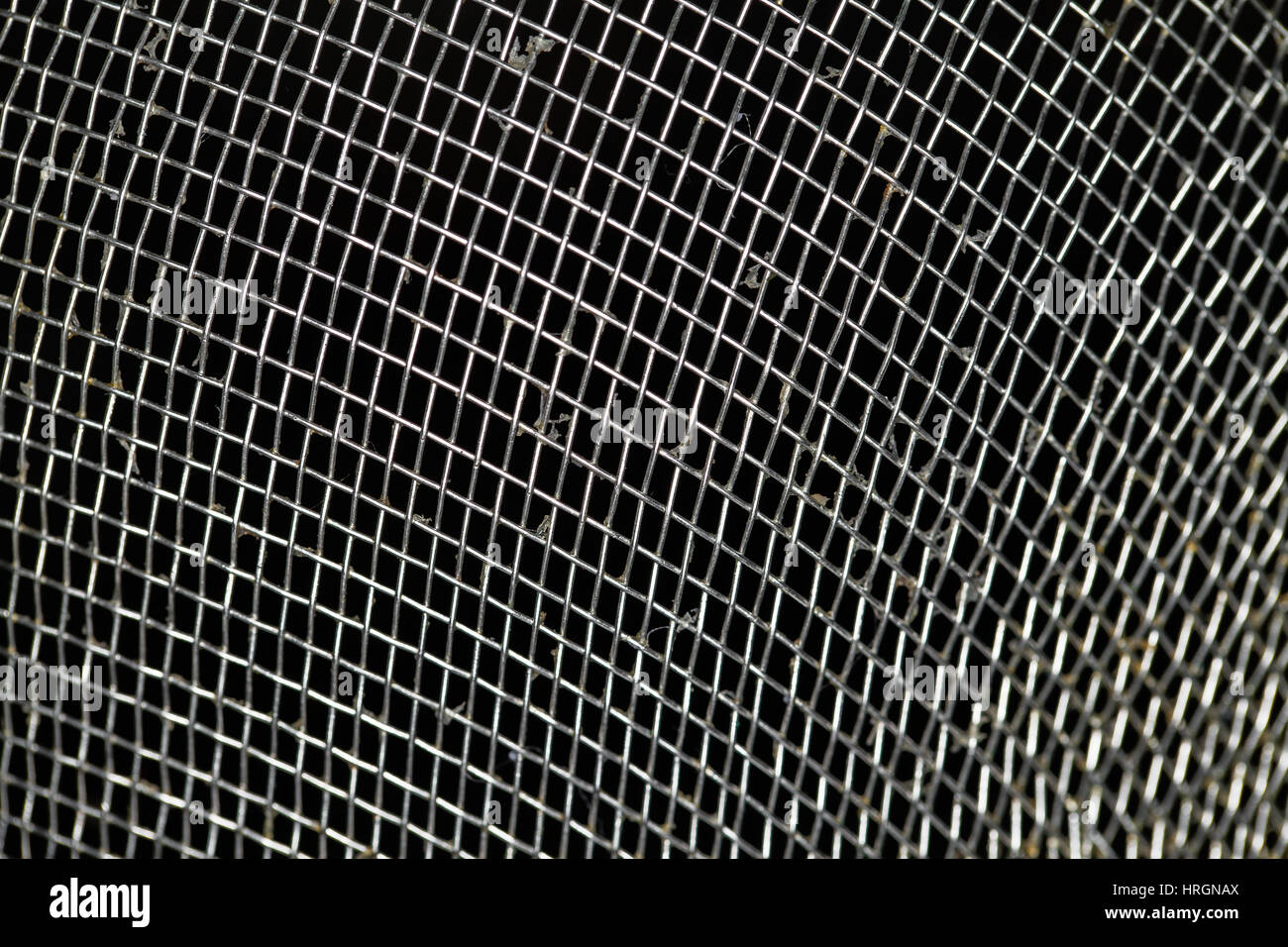 Sporco a base di noodle metallico texture crivello su sfondo nero Foto Stock