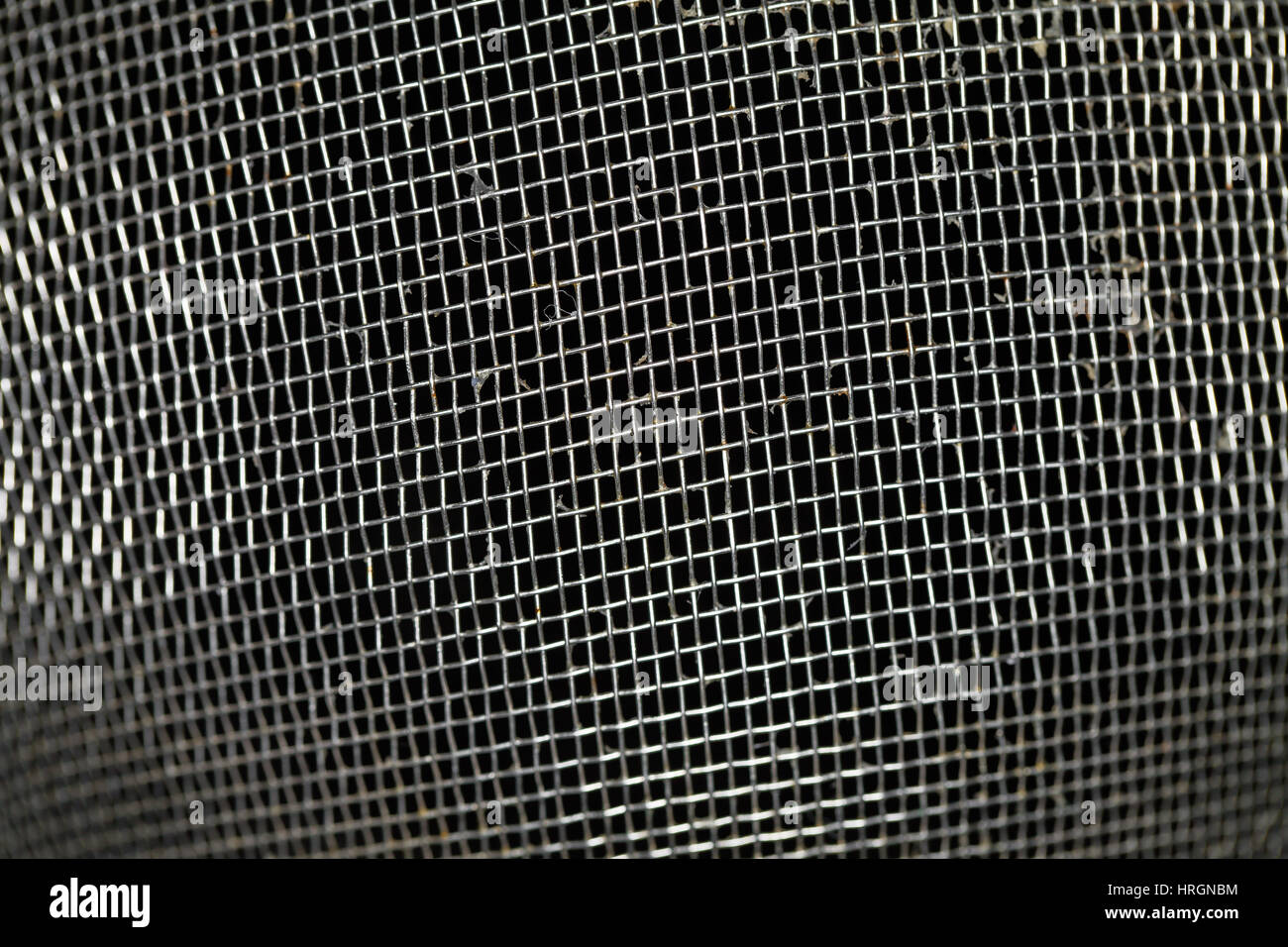 Sporco a base di noodle metallico texture crivello su sfondo nero Foto Stock