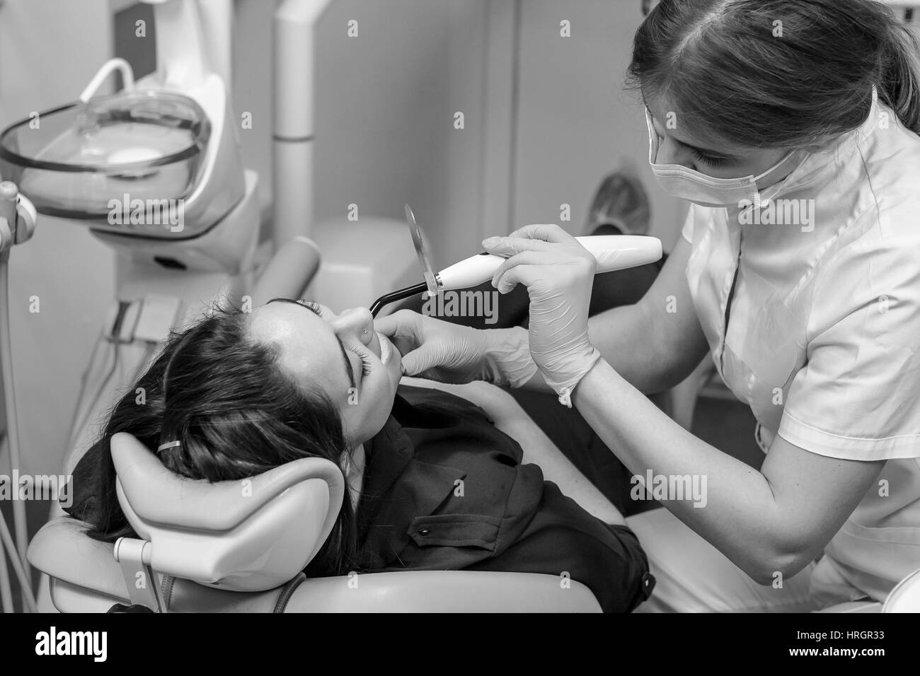 vista ravvicinata delle mani di un dentista che tiene uno stampo dentale  6527086 Stock Photo su Vecteezy