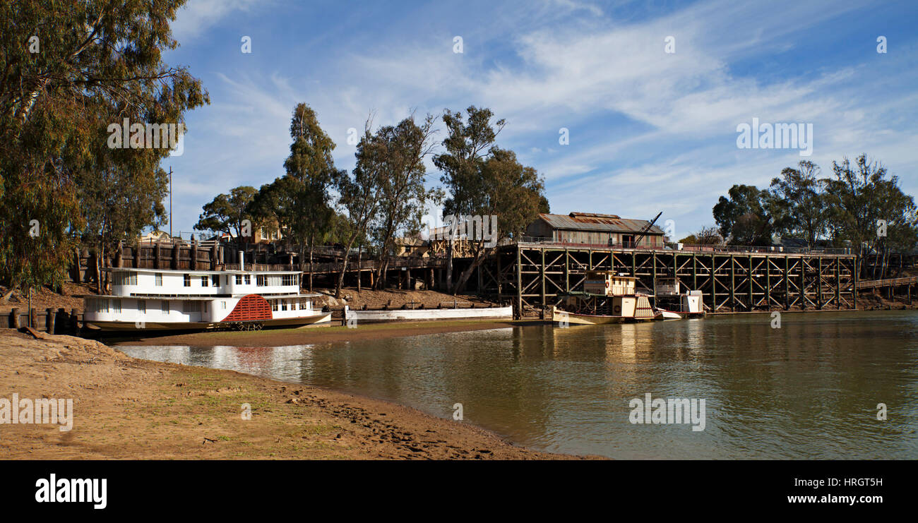 Vecchio Paddlesteamers accanto al porto storico di Echuca Wharf,situato sul fiume Murray in Victoria Australia. Foto Stock