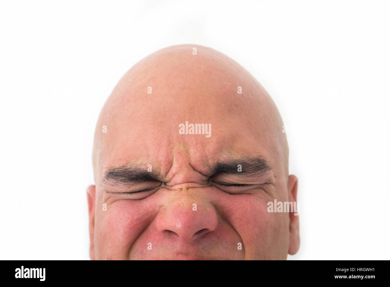 Metà faccia di uomo calvo in sfondo bianco. Primo piano degli occhi chiusi. Travolto l'espressione Foto Stock